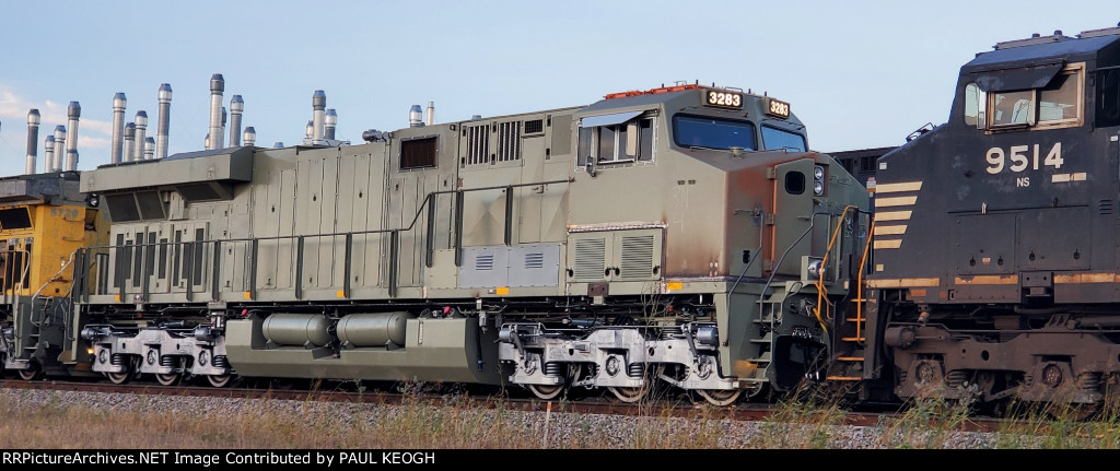 BNSF 3283 and NS 9514